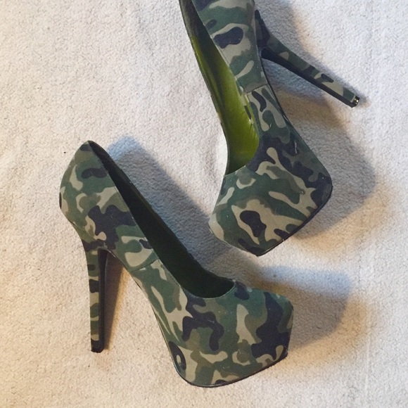 Shoes - Camo heels